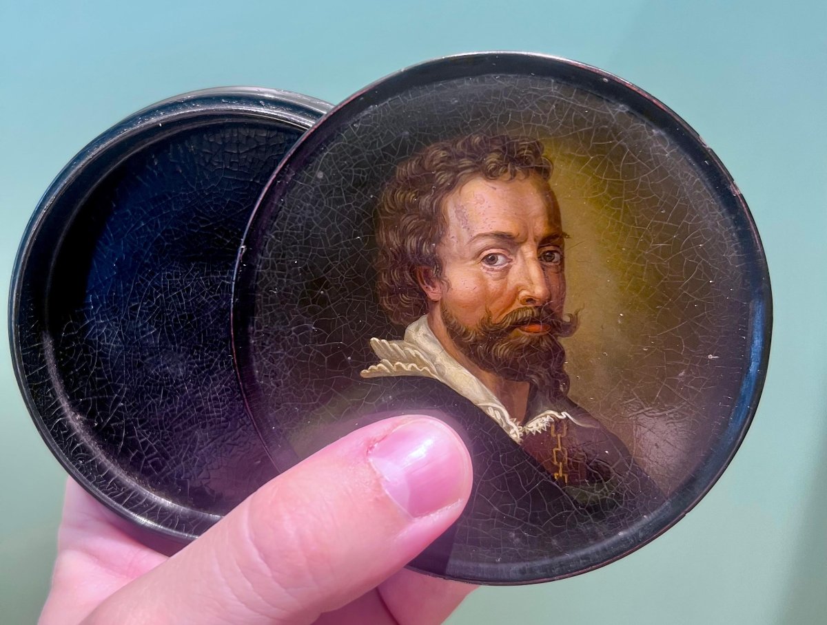 Scatola in papier-mâché con ritratto di gentiluomo. Paesi Bassi, XVIII secolo.-photo-3