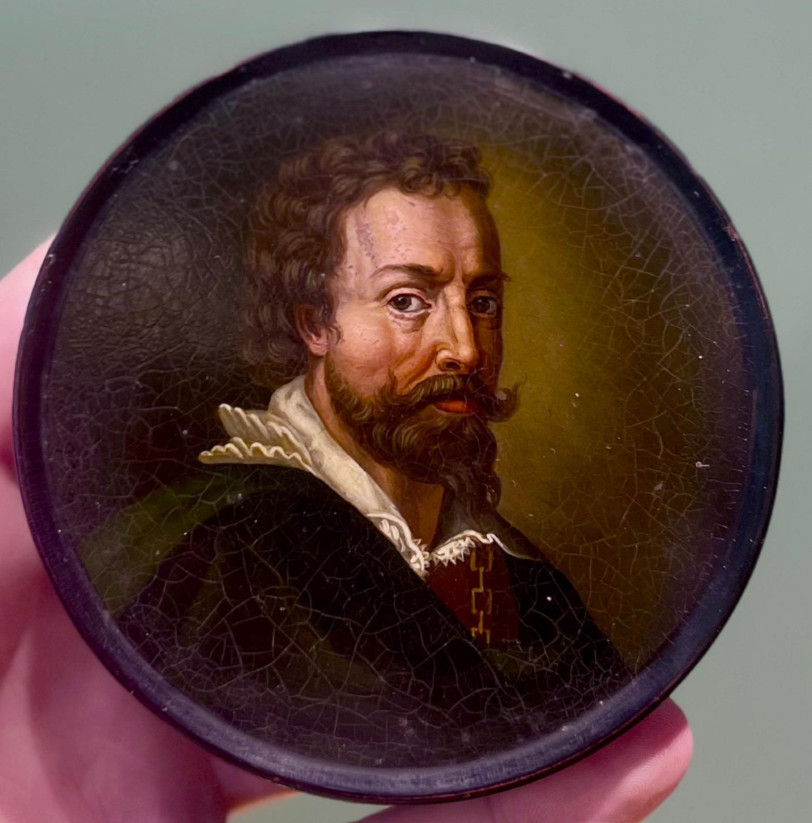 Scatola in papier-mâché con ritratto di gentiluomo. Paesi Bassi, XVIII secolo.