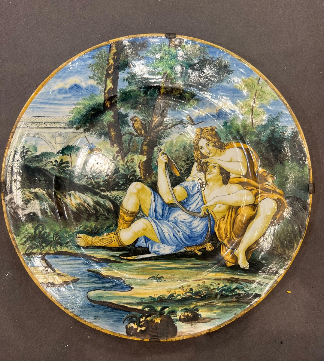 Piatto in maiolica dipinta. Ambito Castelli d’Abruzzo, XIX secolo.