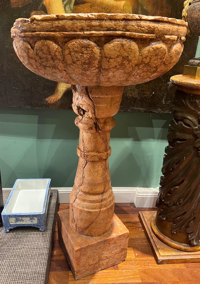 Acquasantiera in marmo rosso di Verona. Italia, XVII secolo