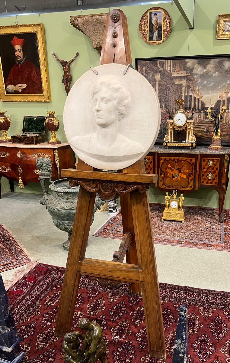 Ritratto femminile in marmo di Carrara. Italia, 1929