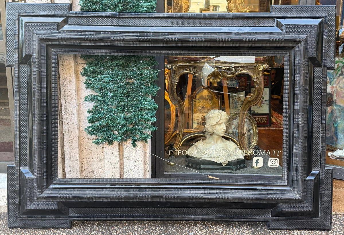 Cornice in legno ebanizzato a guilloché. XIX secolo