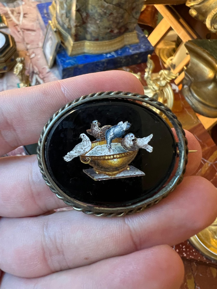 Spilla a micromosaico con "Colombe di Plinio". Roma, metà XIX secolo.-photo-2