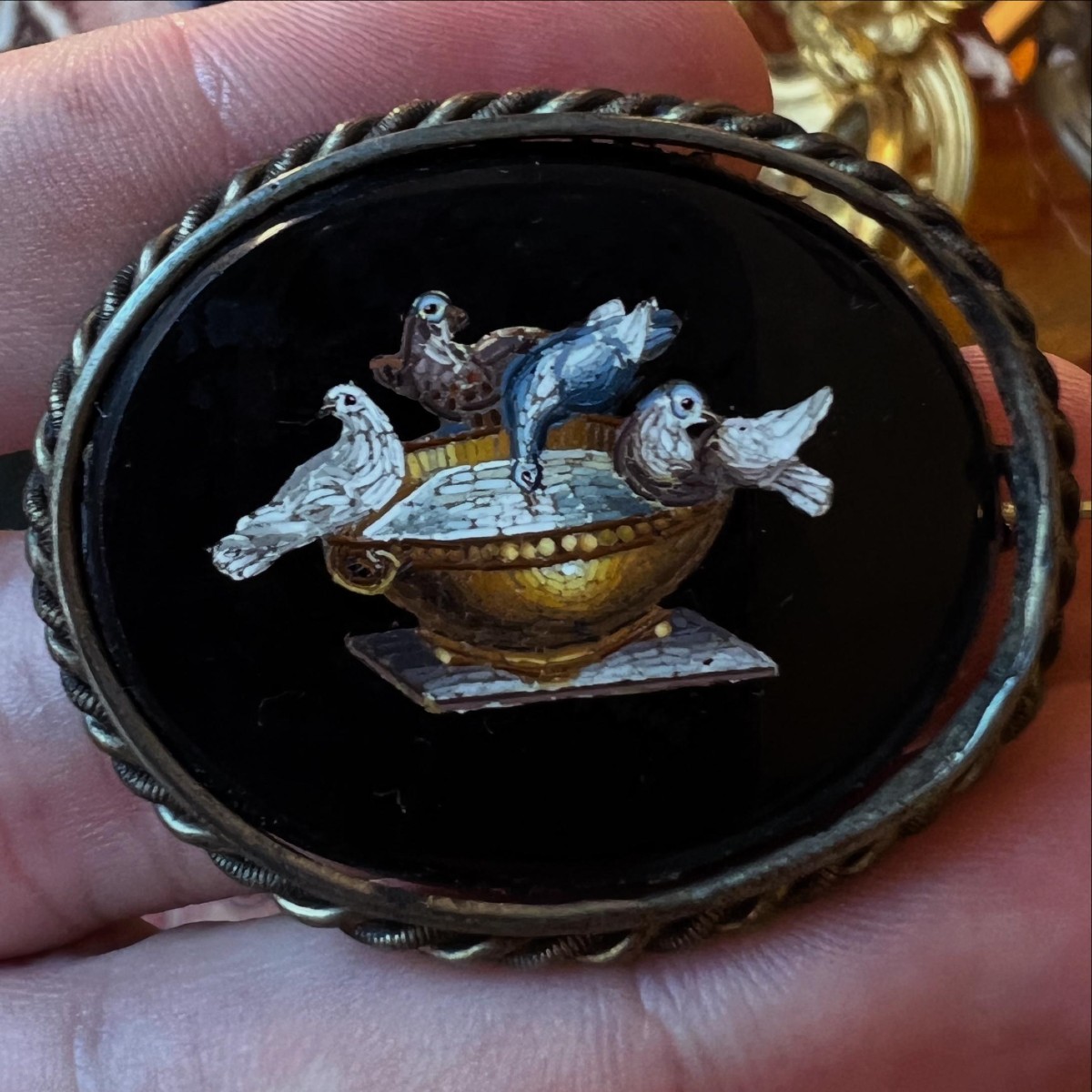 Spilla a micromosaico con "Colombe di Plinio". Roma, metà XIX secolo.