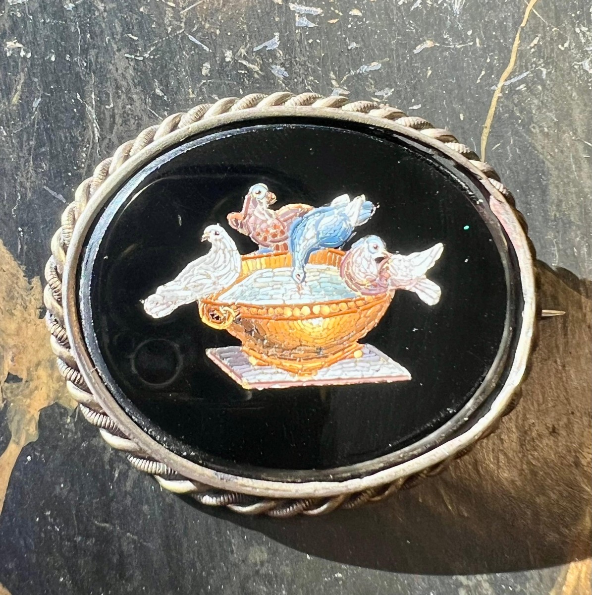 Spilla a micromosaico con "Colombe di Plinio". Roma, metà XIX secolo.