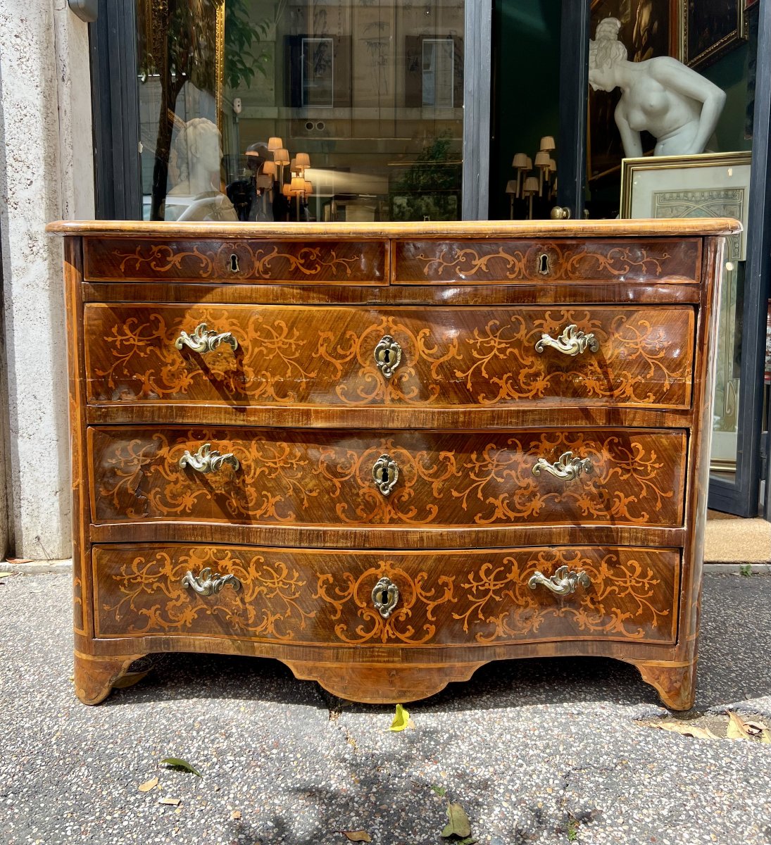 Cassettone in legno lastronato e intarsiato. Piemonte, Luigi XIV.
