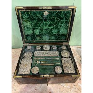 Necessaire in legno, argento sterling e cristallo. Londra, Giorgio IV 1829