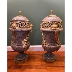 Coppia di vasi in granito e bronzo dorato. Francia, epoca Napoleone III
