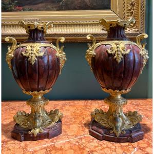 Coppia di vasi in bronzo dorato e marmo rosso. Francia, epoca Napoleone III