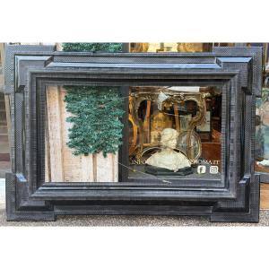 Cornice in legno ebanizzato a guilloché. XIX secolo