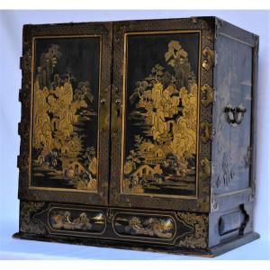Japanese Lacquer Cabinet Made For Holland. Namban Style. 17° Century.