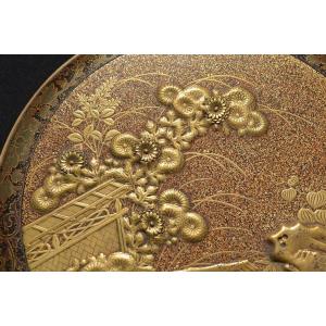 Box In Gold And Silver Powdered Lacquer. Chrysanthemums In Solid Gold. Japan Early Edo Around 1700