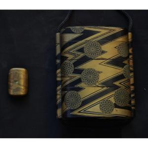 Giant Inro In Roiro Lacquered Wood, Decor Kamon Kiku In Nashiji And Gold. Japan Edo Period.