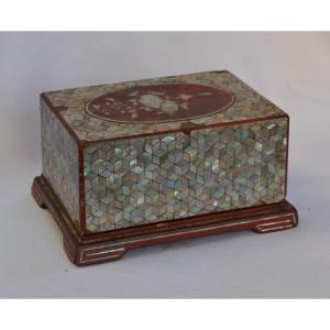 Lacquer Box With Mother-of-pearl Decoration. Korea, Joseon Dynasty. 19th Century