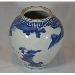 White And Blue Arita Porcelain Jar. Japan, 17th Century.