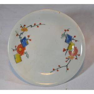 Kakiemon Porcelain Dish. Japan, Edo Period.