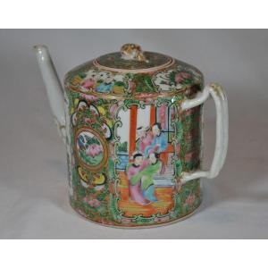 Chinese Porcelain Teapot. Canton Style. Qing Dynasty, 19th Century.
