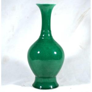 Apple Green Cracked Glazed Porcelain Vase. Qing Dynasty China.