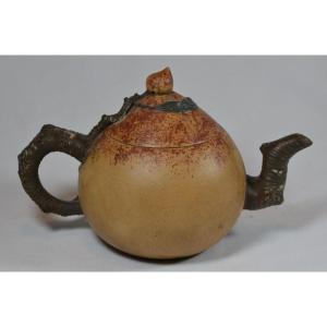Yixing (zisha) Stoneware Teapot In The Shape Of A Peach. Qing Dynasty China. 