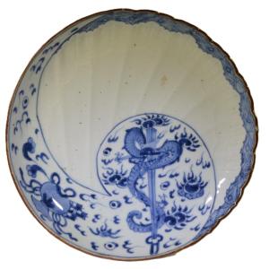 Porcelain Dish Decorated With The Sword-dragon (kurikara). Japan. Arita Kilns, Late 17th Century.