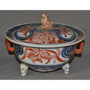 Porcelain Covered Bowl. Ho-ho Decoration, Imari Style. Japan Arita Circa 1700.