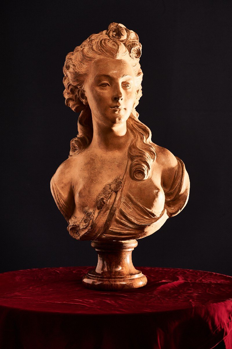 Busto di giovane donna in terracotta del XVIII secolo