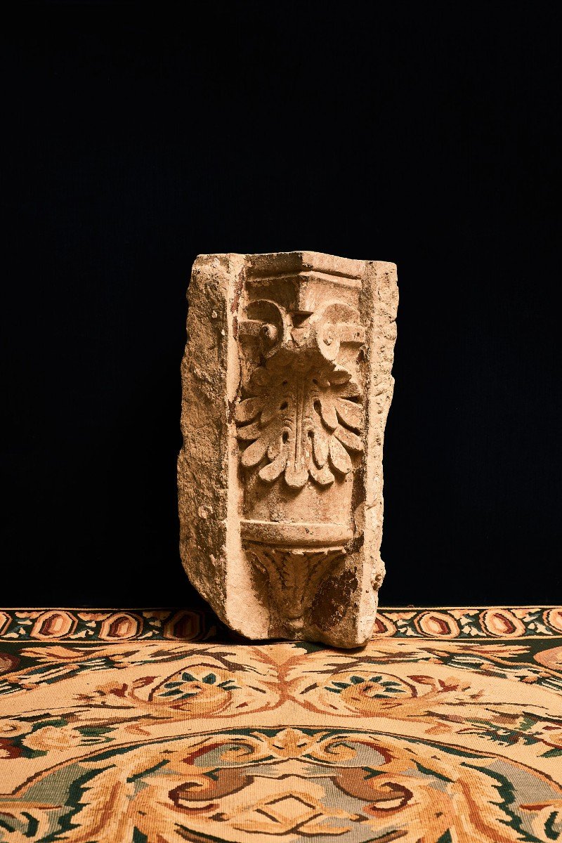 Elemento architettonico in pietra tufacea scolpito a nervature e volute, Napoli XVIII secolo