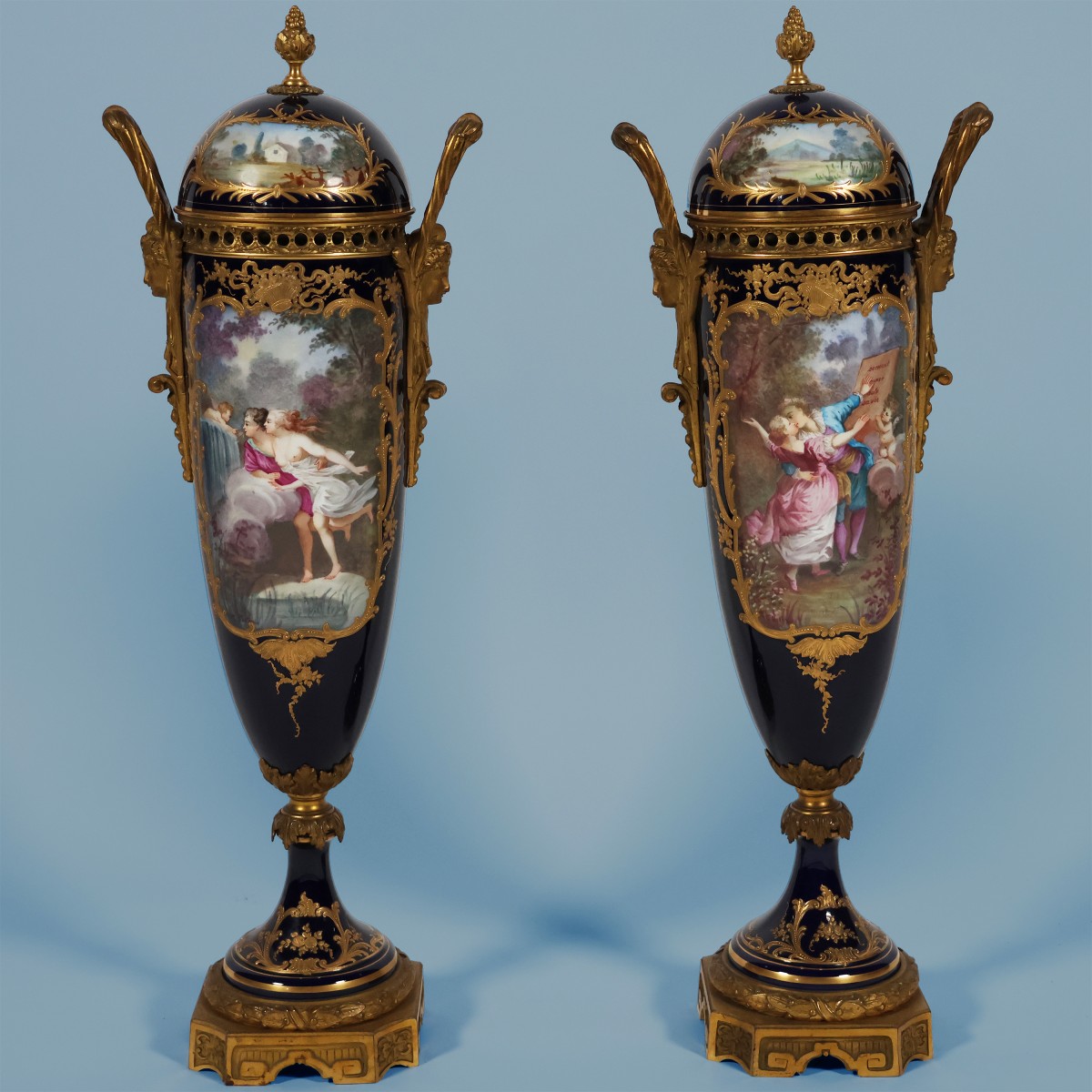 Coppia di vasi Francesi nello stile di Sèvres. Firmati H. Poitevin. Fine XIX secolo