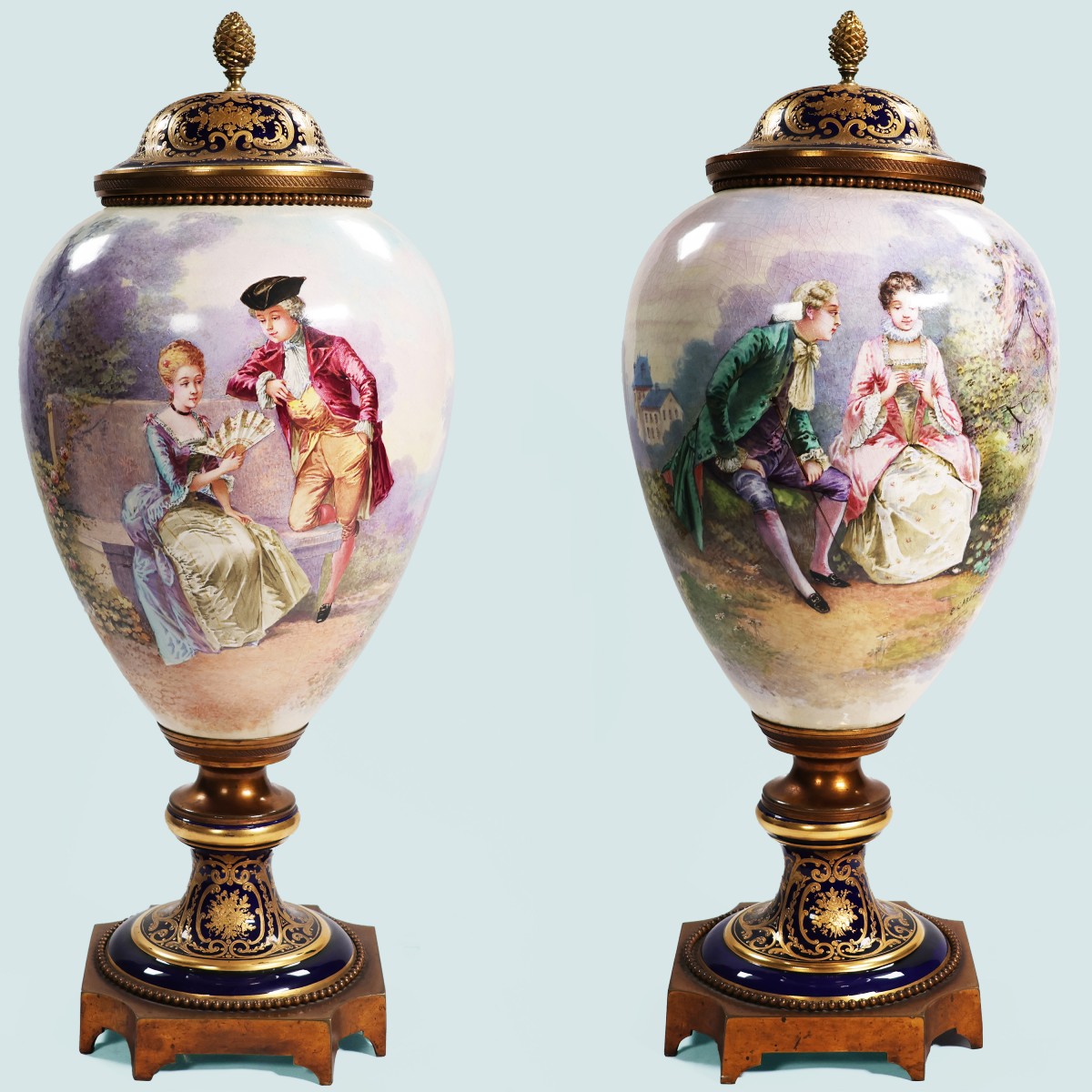Coppia di vasi Francesi nello stile di Sèvres. Firmati Carelle. Fine XIX, inizi XX secolo
