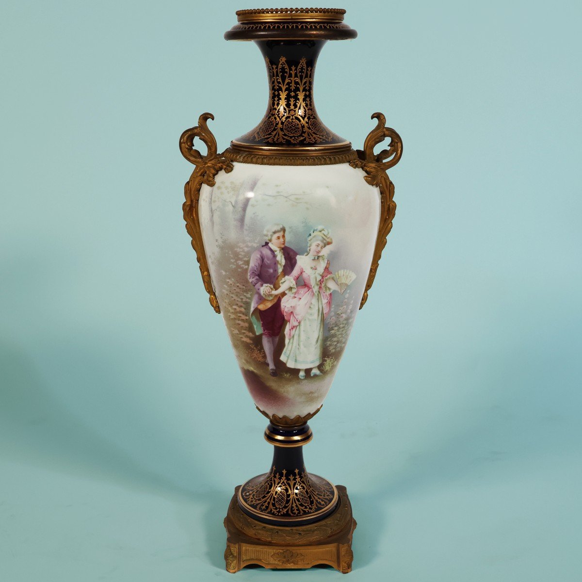Vaso Francese. Dipinti firmati Daniel. Fine XIX secolo, inizi XX secolo