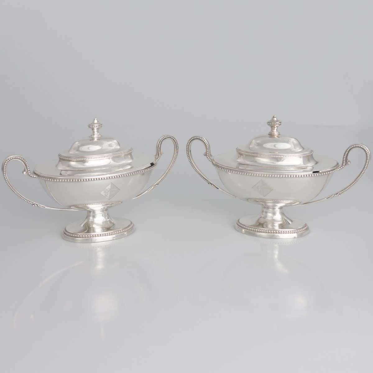 Coppia di zuccheriere con coperchi in argento sterling Giorgio III, Thomas Chawner Londra, 1783