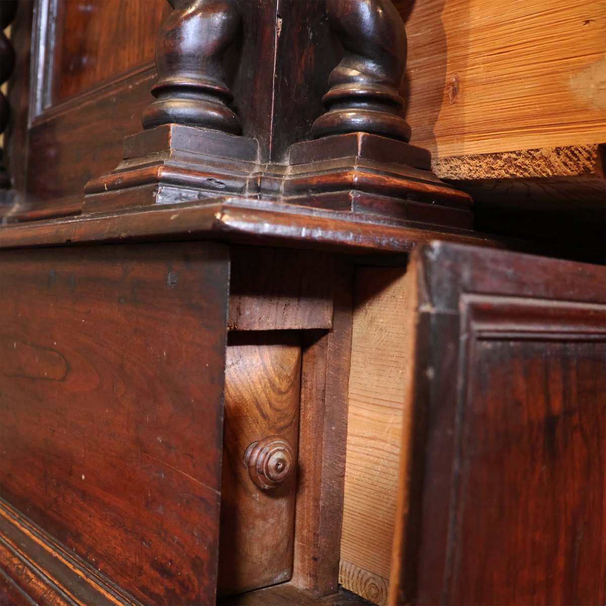 Canterano in legno di noce, colonne tortili, Stato Pontificio, seconda metà XVI secolo-photo-1