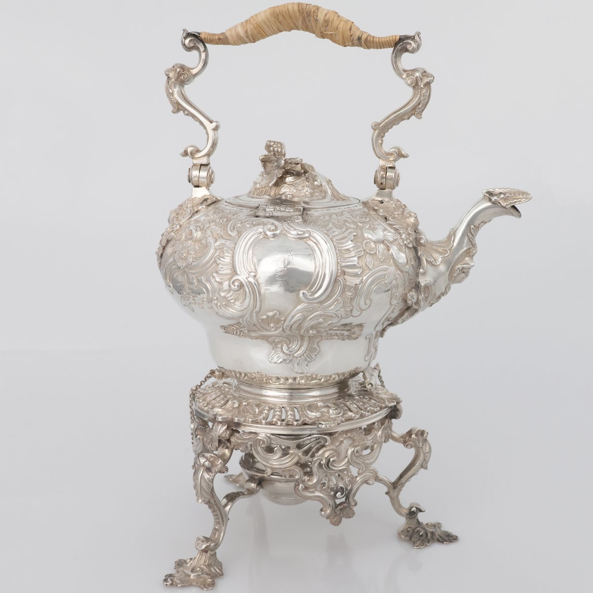 Bollitore su supporto in argento sterling Giorgio II, Samuel Courtauld?, Londra, 1739-55-photo-2