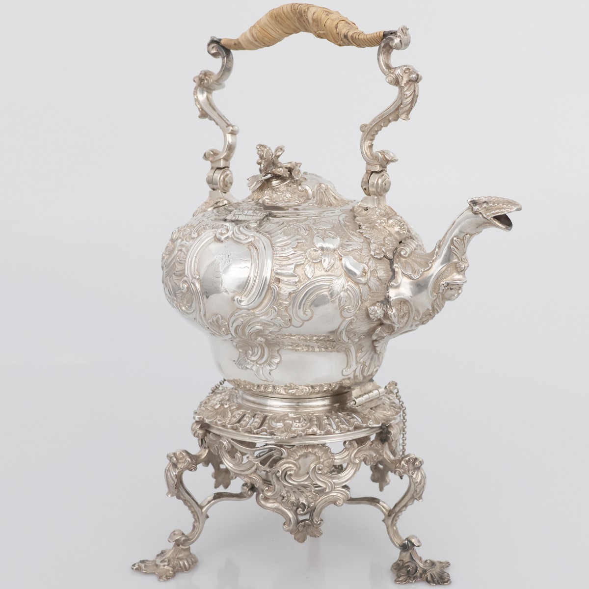 Bollitore su supporto in argento sterling Giorgio II, Samuel Courtauld?, Londra, 1739-55