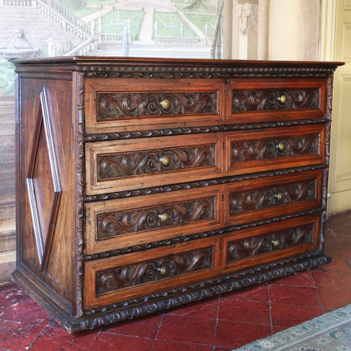 Canterano in legno di noce scolpito a quattro cassetti con calatoia, Lombardia, XVII secolo-photo-2