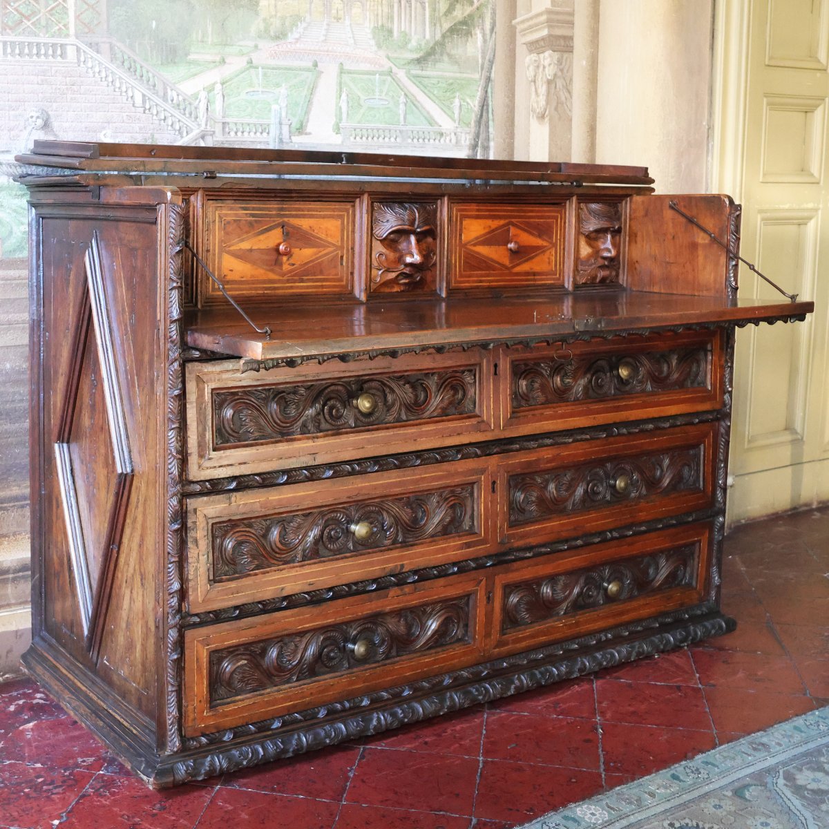 Canterano in legno di noce scolpito a quattro cassetti con calatoia, Lombardia, XVII secolo-photo-3