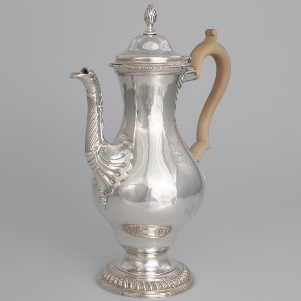 Caffettiera in argento con manico in legno Giorgio III, Charles Wright, Londra, 1771-photo-2