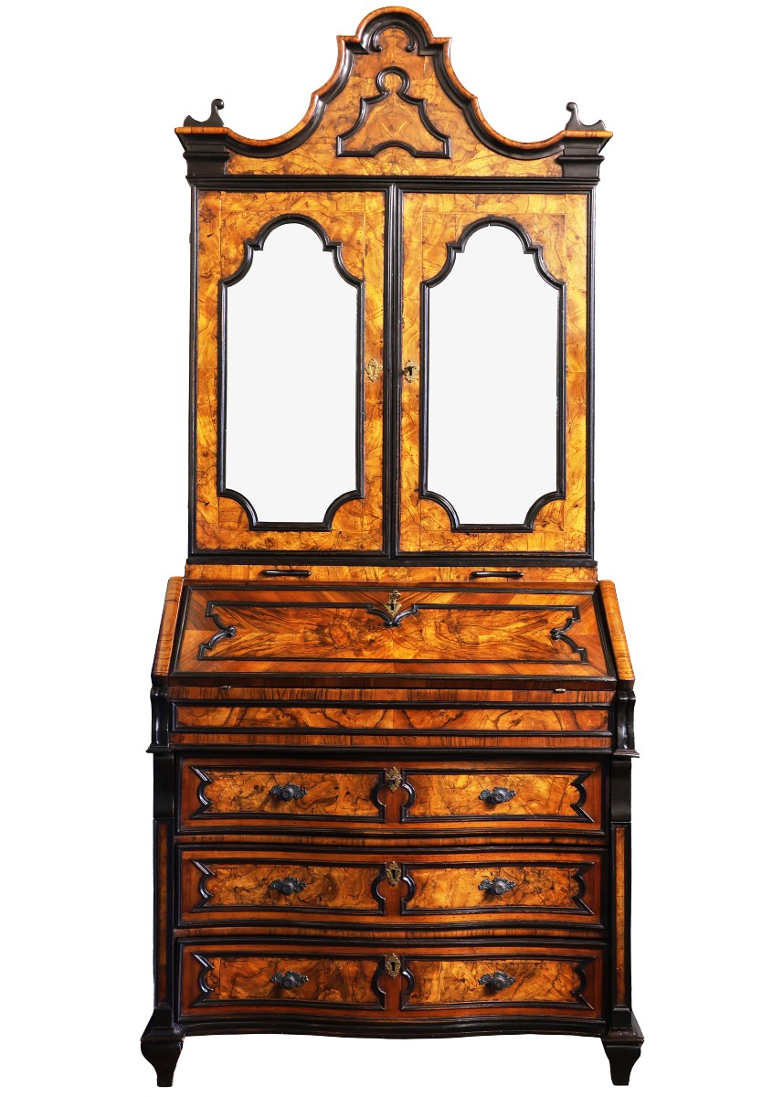 Trumeau lastronato in legno e radica di noce con cornici ebanizzate. Lombardia, XVIII secolo