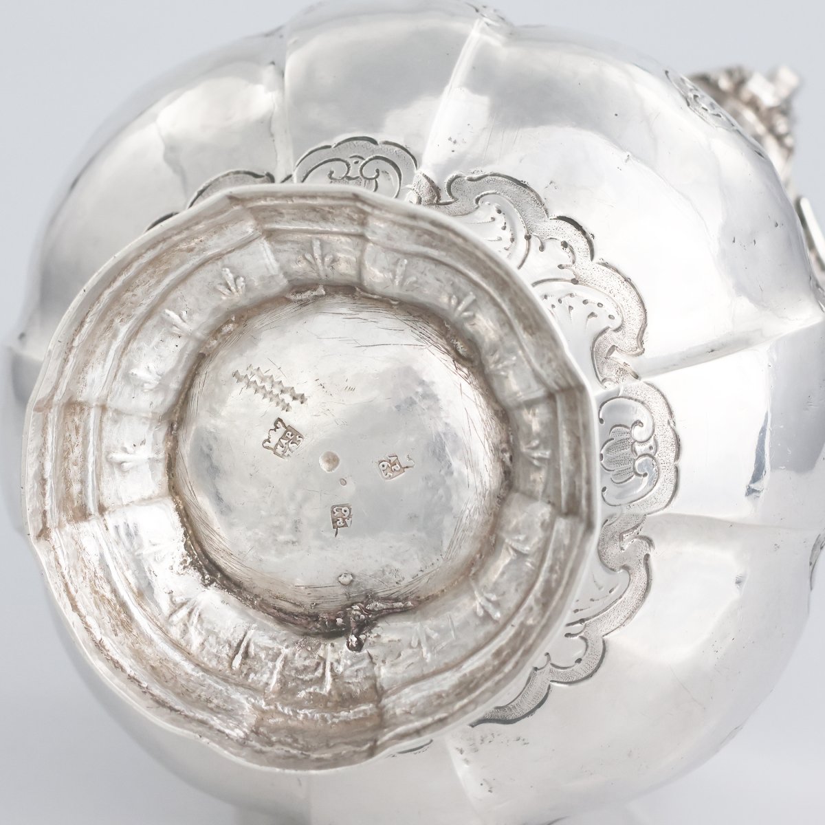 Secchiello in argento fuso, sbalzato e cesellato. Ex Devotione Mazziotti. Napoli, 1765-photo-2