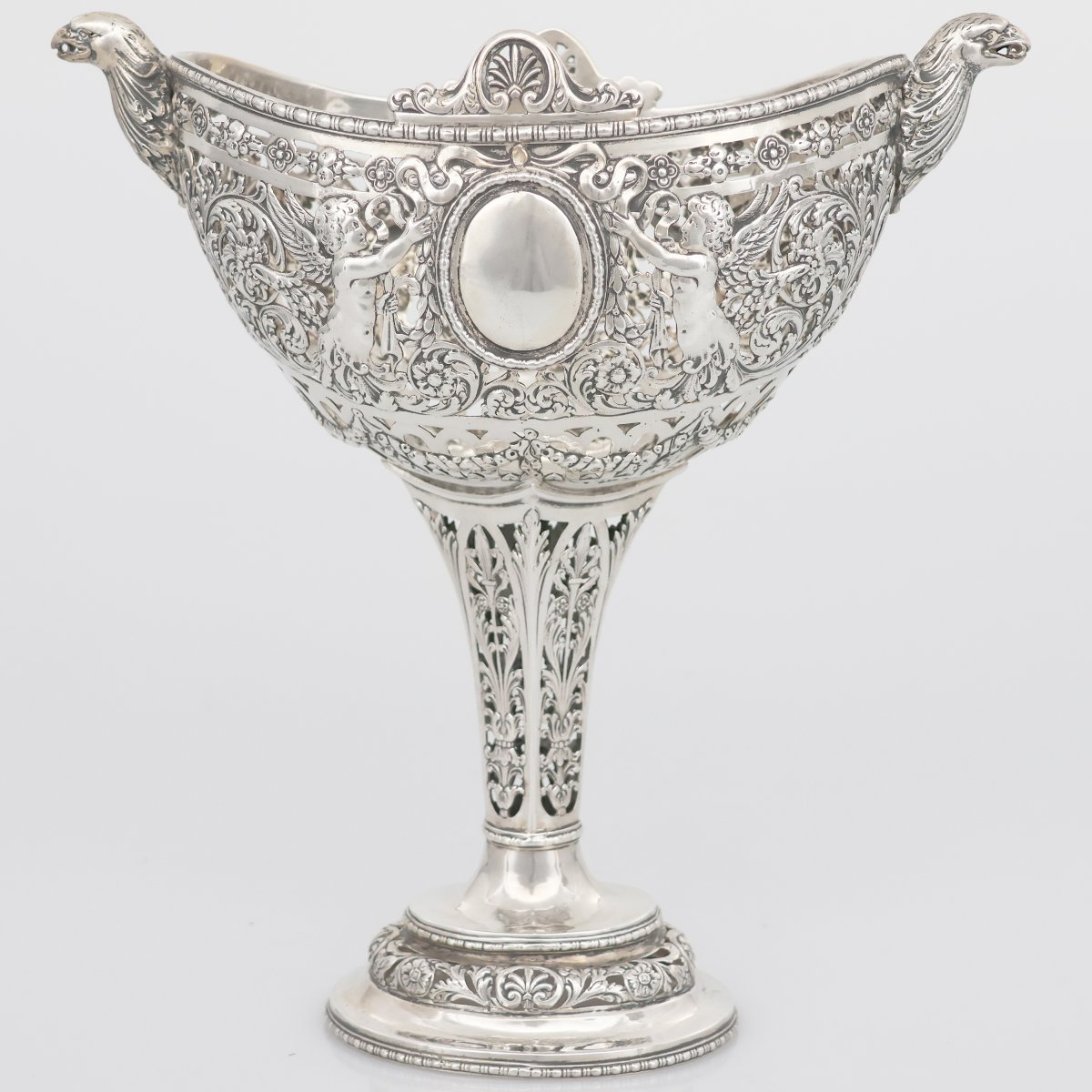 Coppia di coppe in argento traforato, sbalzato e cesellato, Hanau, fine XIX secolo-photo-2