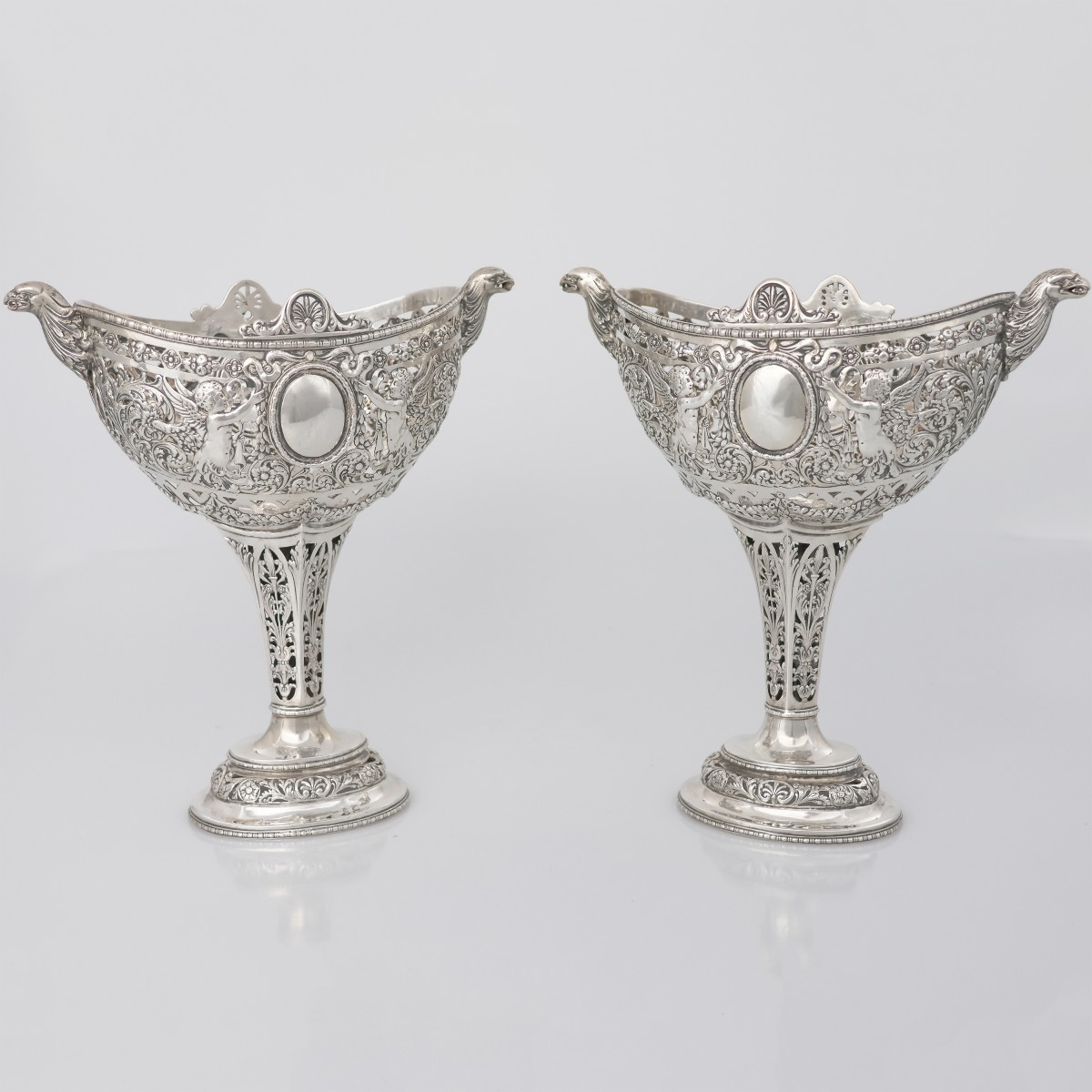 Coppia di coppe in argento traforato, sbalzato e cesellato, Hanau, fine XIX secolo