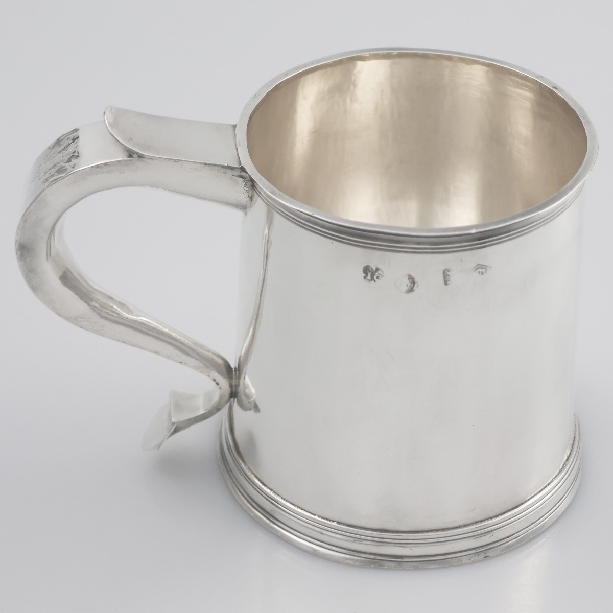 Mug in argento sterling, John Cruttall, Londra, 1684