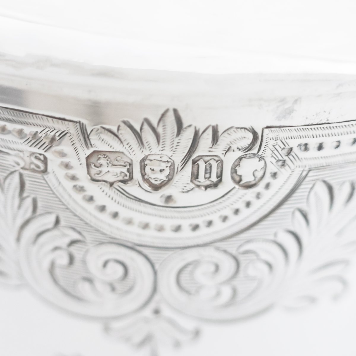 Versatoio con coperchio in argento, Regina Vittoria, Samuel Smily Goldsmiths, Londra, 1868-photo-4