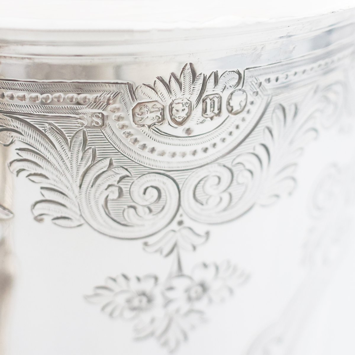 Versatoio con coperchio in argento, Regina Vittoria, Samuel Smily Goldsmiths, Londra, 1868-photo-1