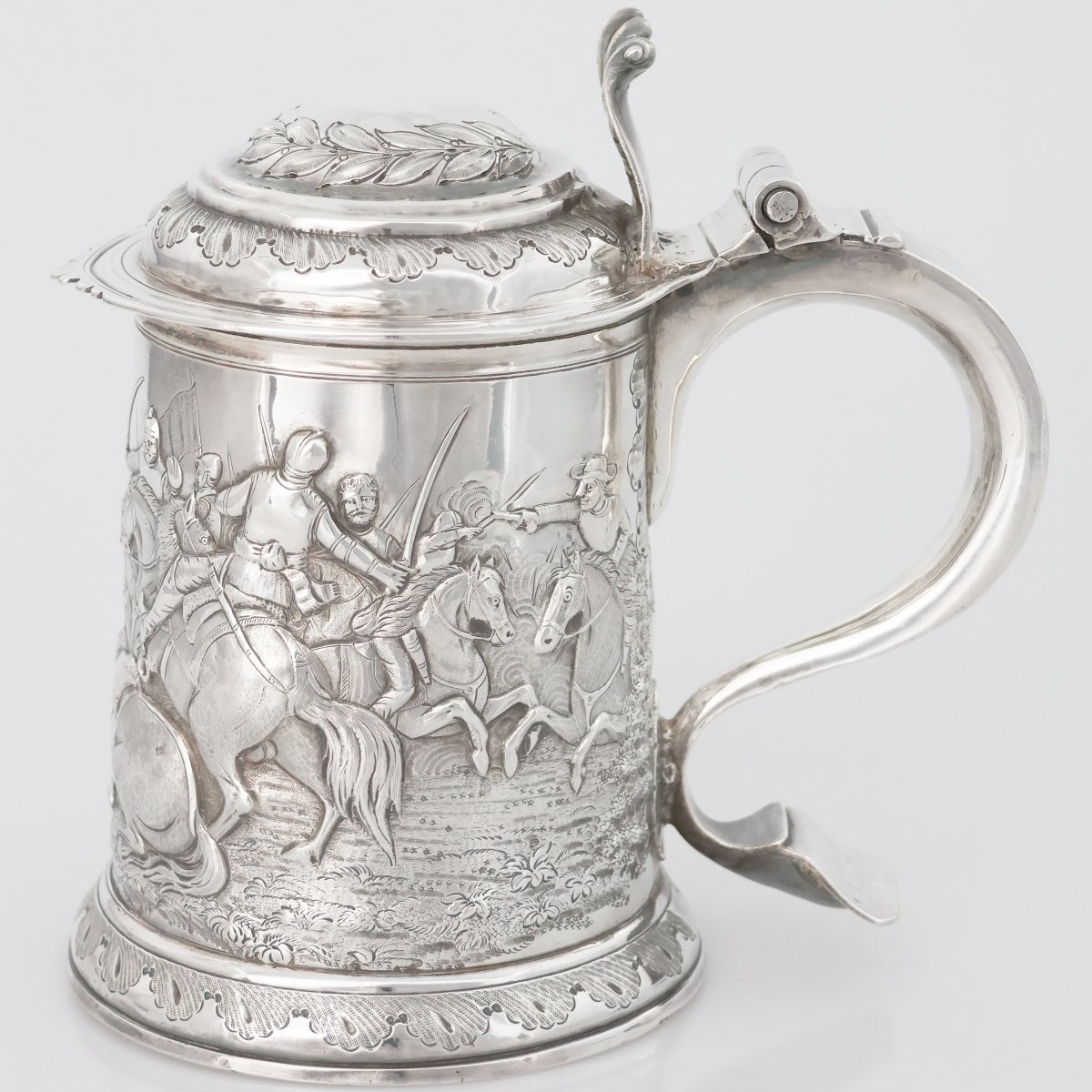 Tankard in argento sterling Regina Anna, argentiere RP, Dublino, 1711-photo-3