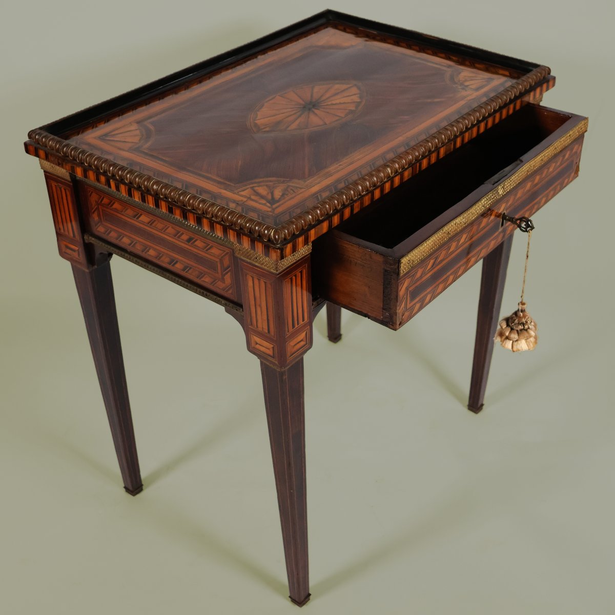Tavolino intarsiato in varie essenze, Sicilia, XVIII secolo-photo-3