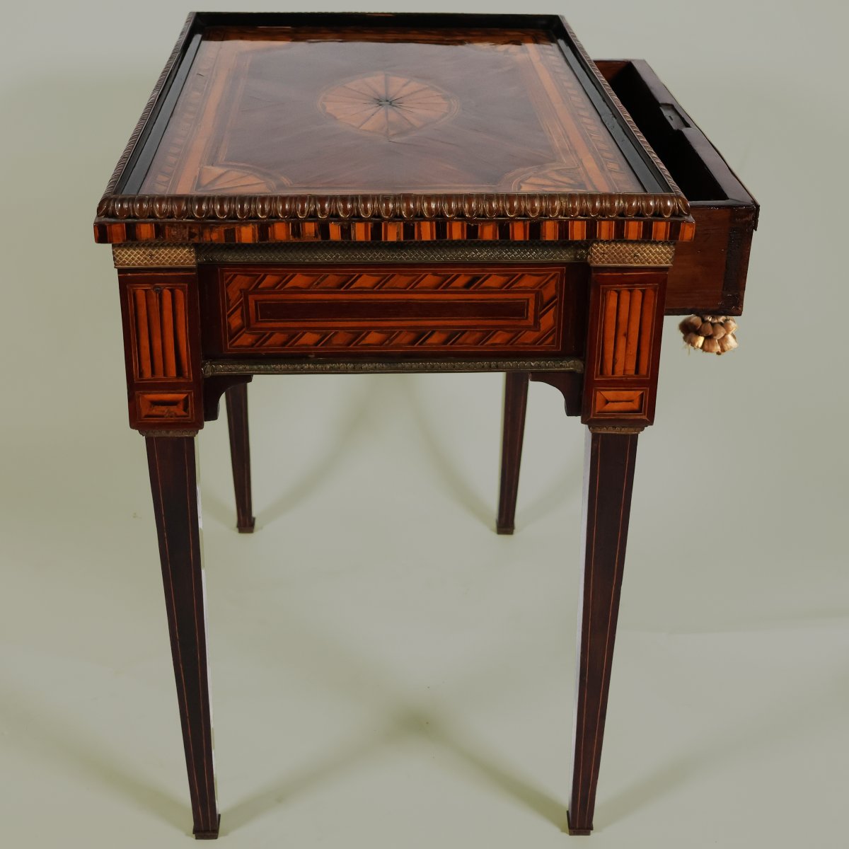Tavolino intarsiato in varie essenze, Sicilia, XVIII secolo-photo-3