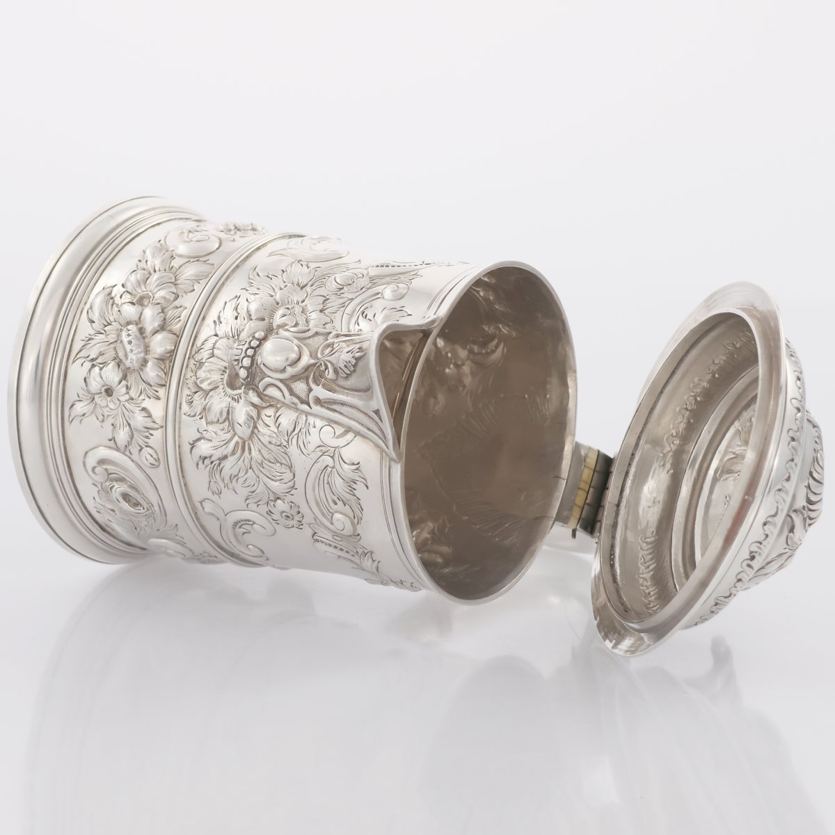 Versatoio con coperchio in argento sterling Giorgio II, Londra, 1734-photo-1