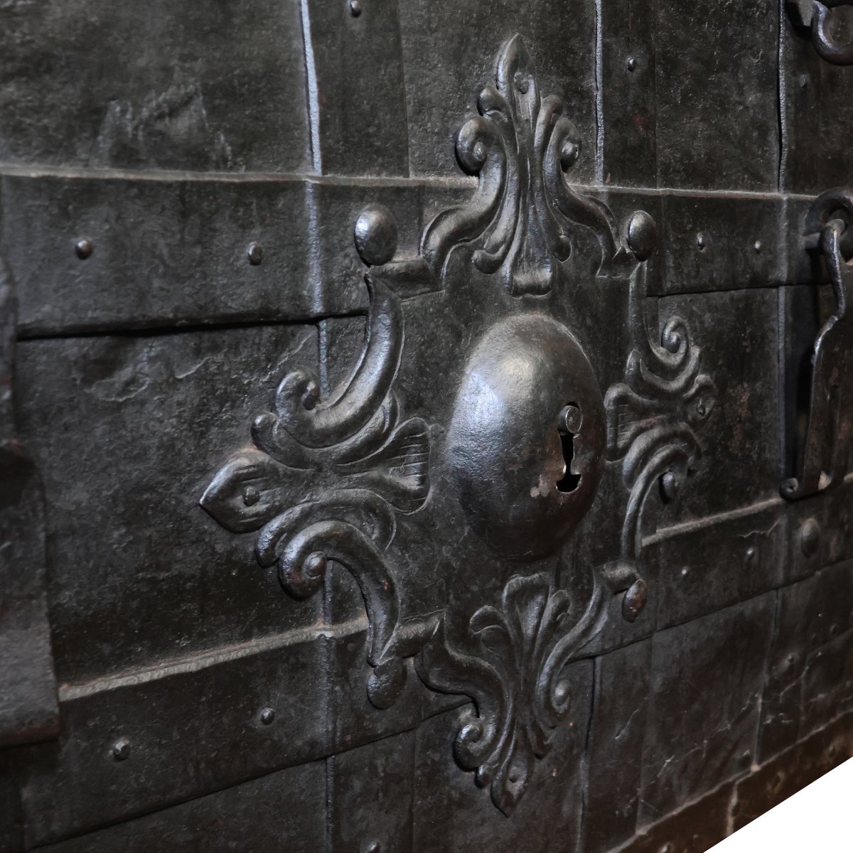 Forziere in ferro e lamiera sbalzata, Nord Italia, fine XVII secolo inizi XVIII secolo-photo-3