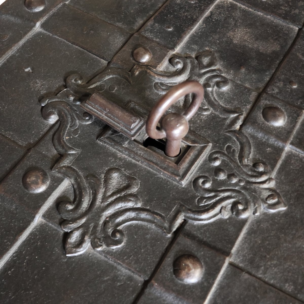 Forziere in ferro e lamiera sbalzata, Nord Italia, fine XVII secolo inizi XVIII secolo-photo-4